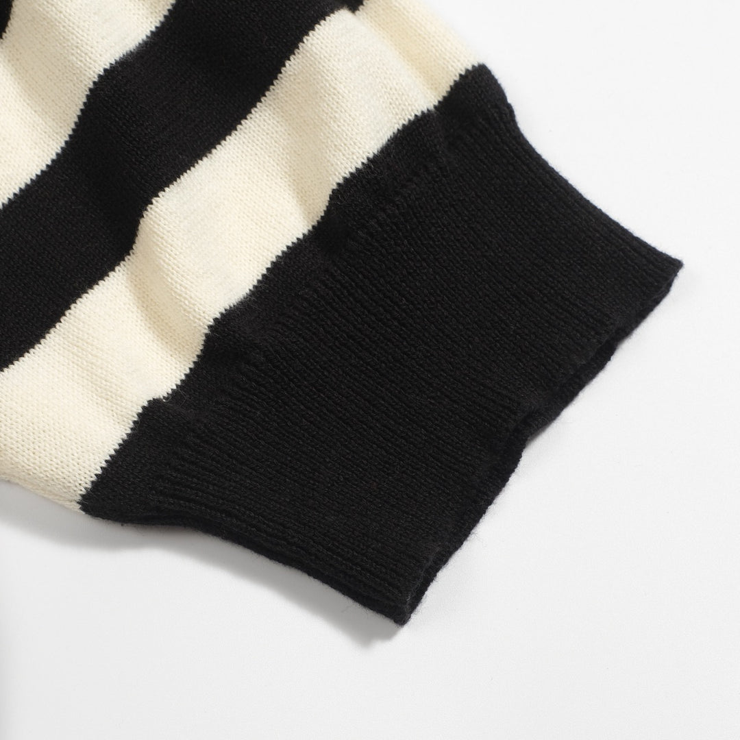 Polo feminino de malha listrada preta com manga bolha