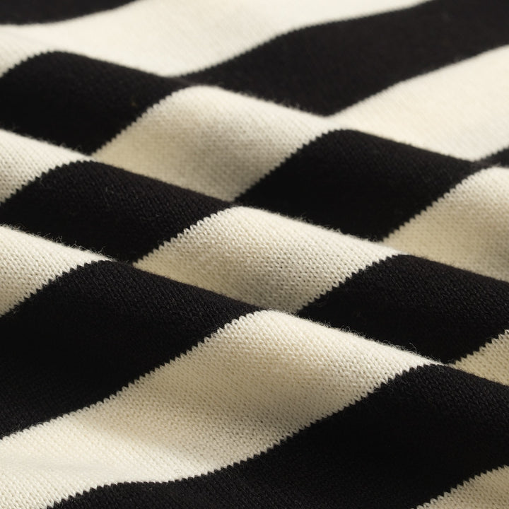 Polo feminino de malha listrada preta com manga bolha