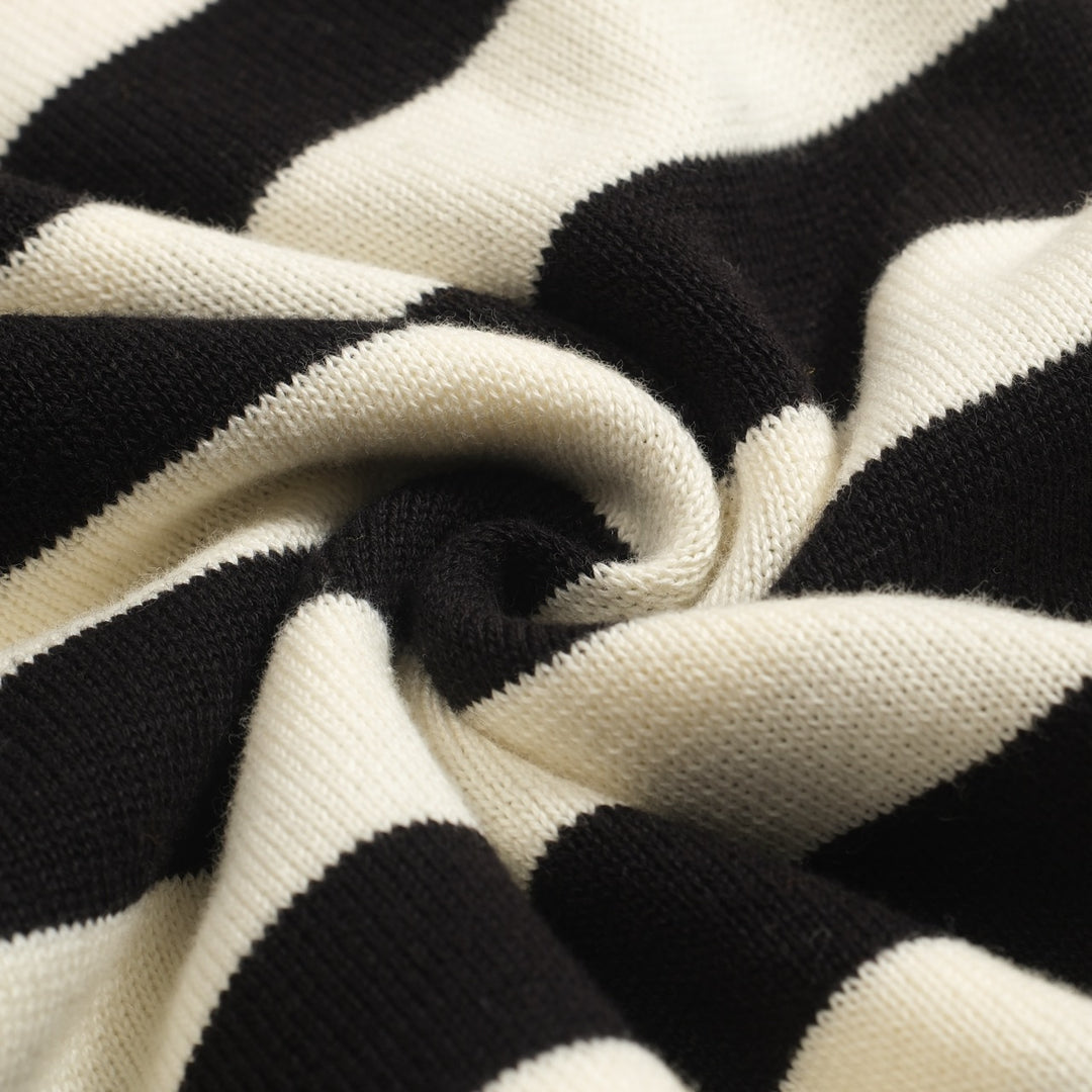 Polo feminino de malha listrada preta com manga bolha