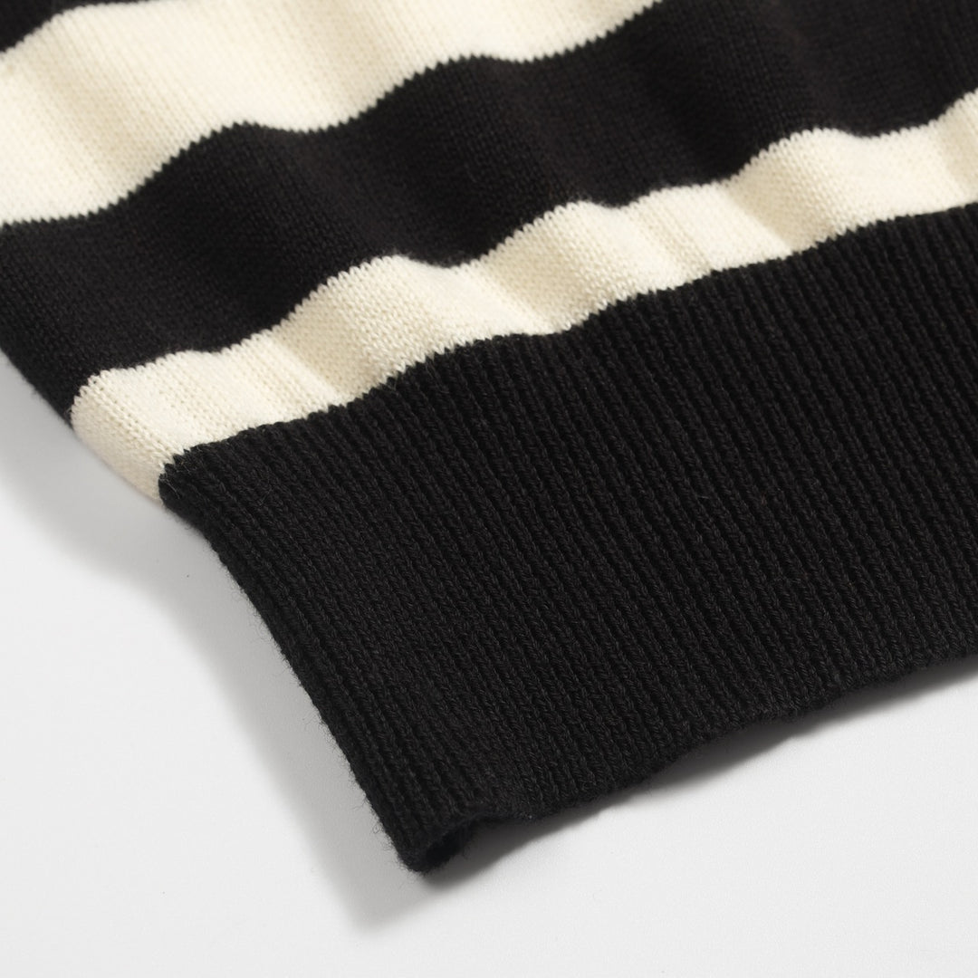 Polo feminino de malha listrada preta com manga bolha