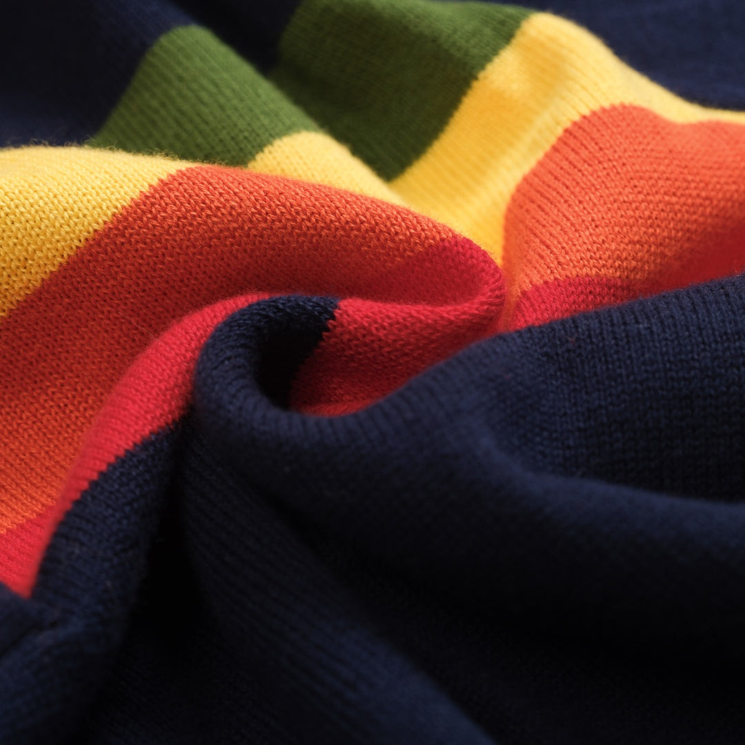 Mörkblå, regnbågsrandig stickad V-ringad dam