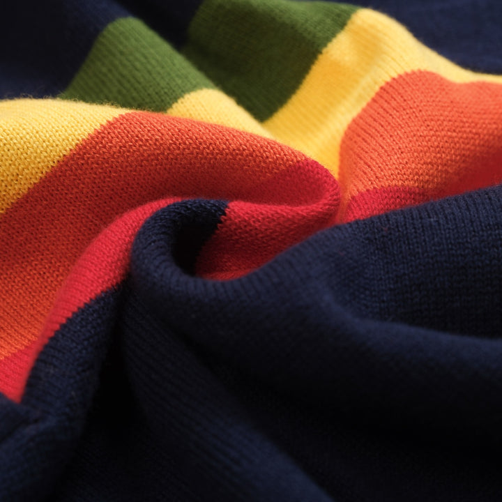 Mörkblå, regnbågsrandig stickad V-ringad dam