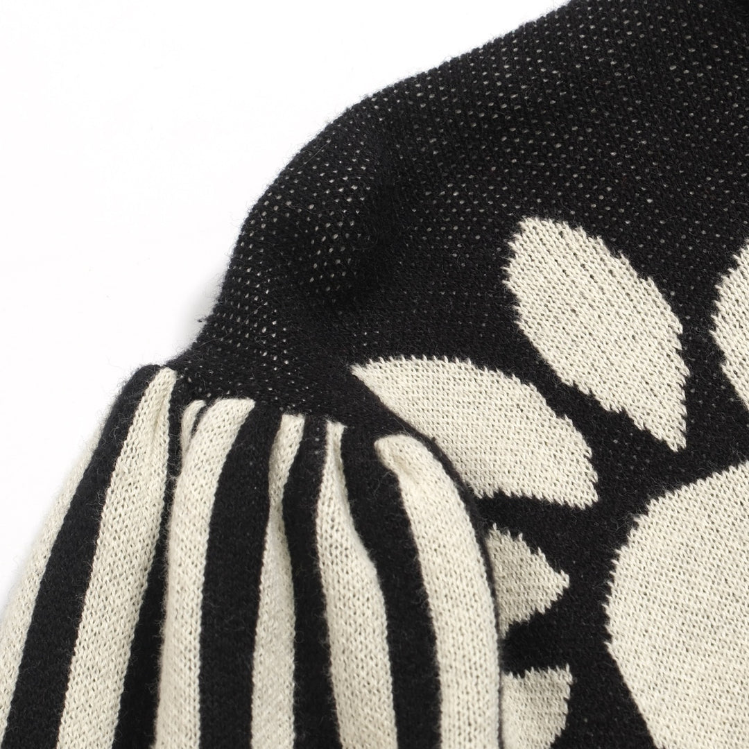 Kvinnors stickade plagg med puffärm i svart solrosjacquard