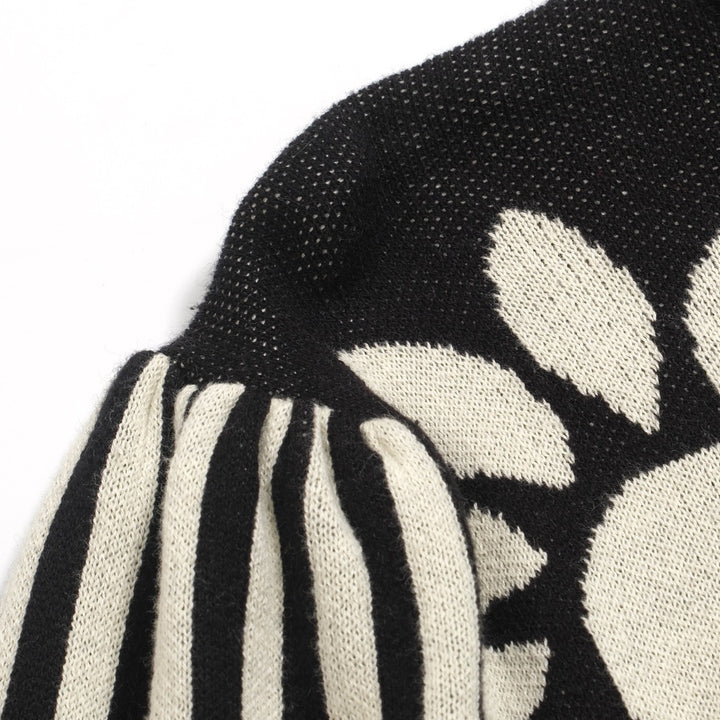 Kvinnors stickade plagg med puffärm i svart solrosjacquard