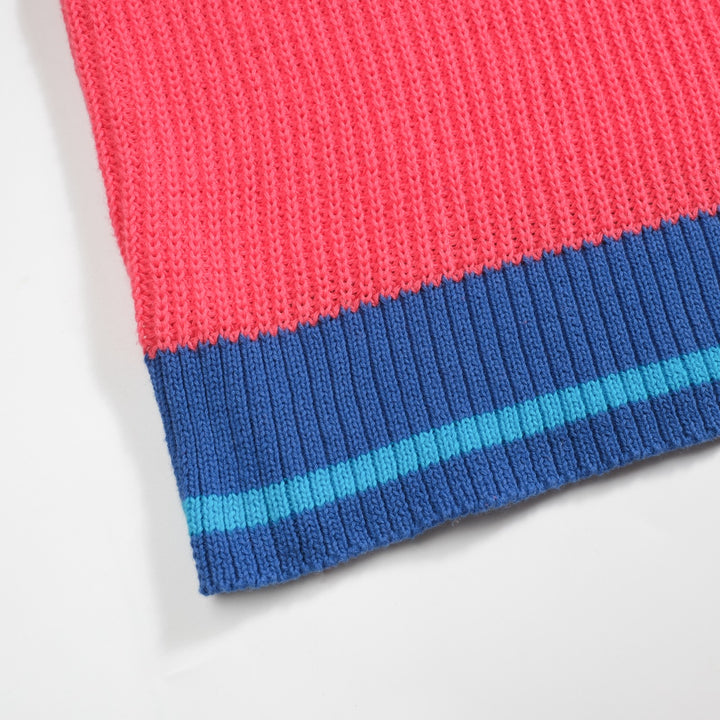 Rosröd pikétröja för män med V-ringad textur och känsla