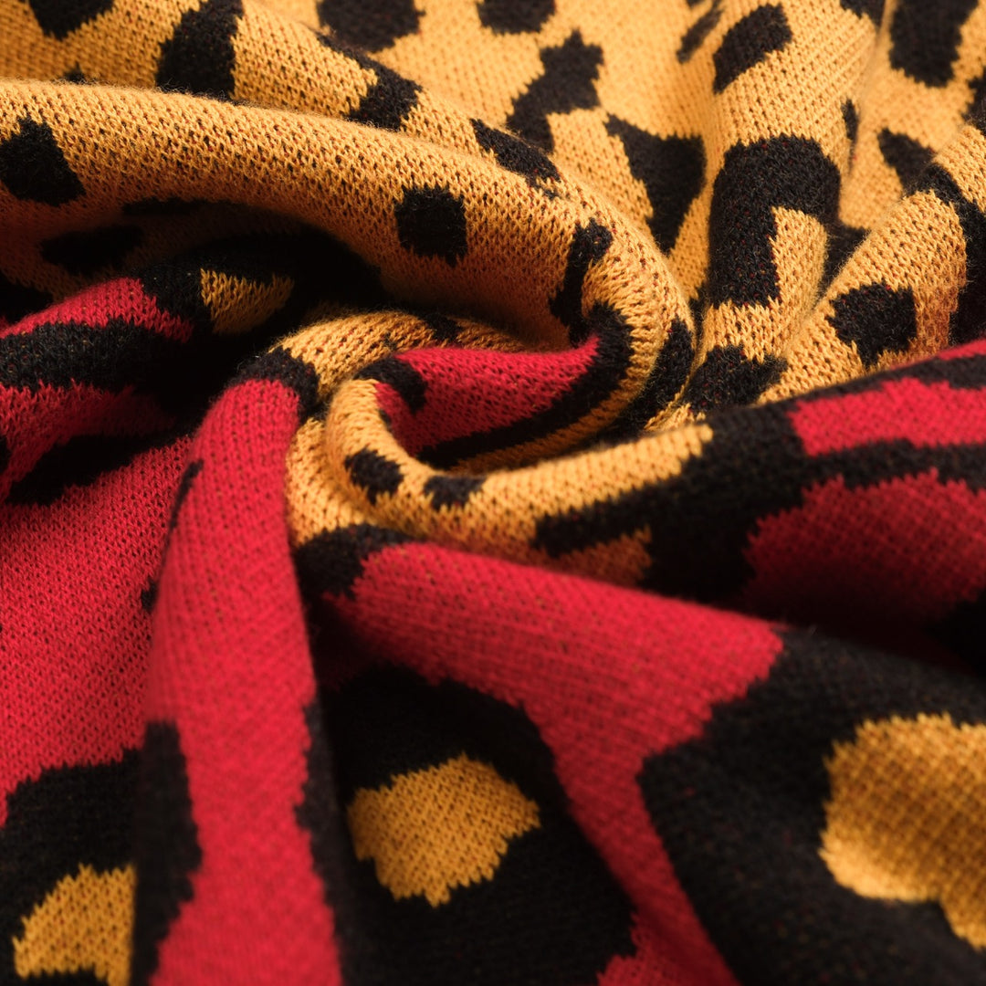 Rött leopardmönstrat retro stickat plagg för kvinnor