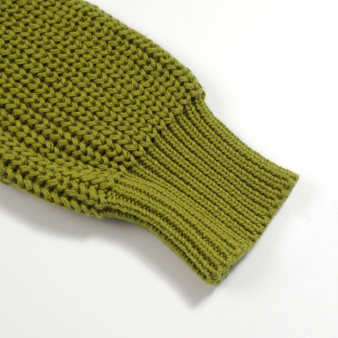 Camisa pólo retrô masculina verde com gola V e cor bloqueada