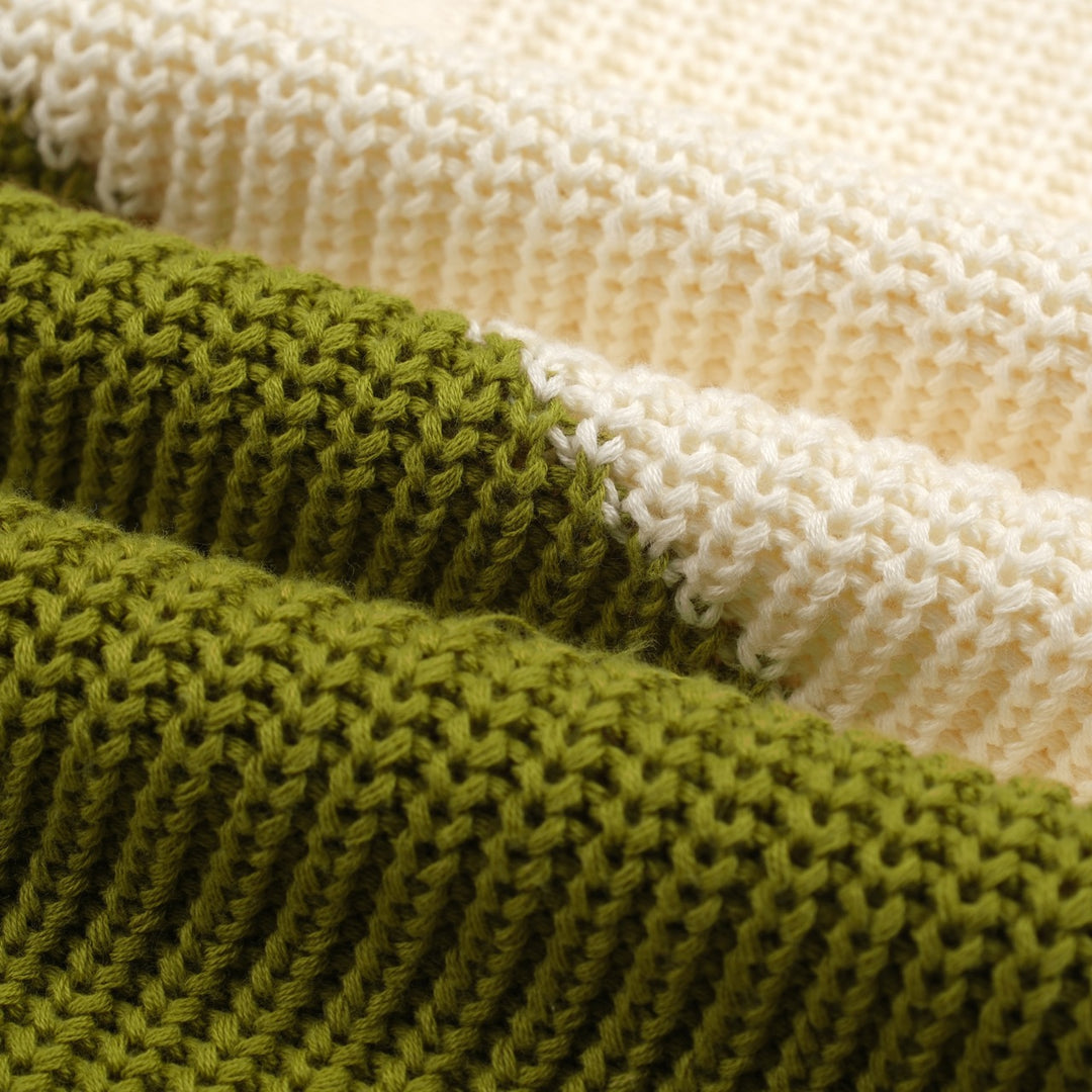 Camisa pólo retrô masculina verde com gola V e cor bloqueada