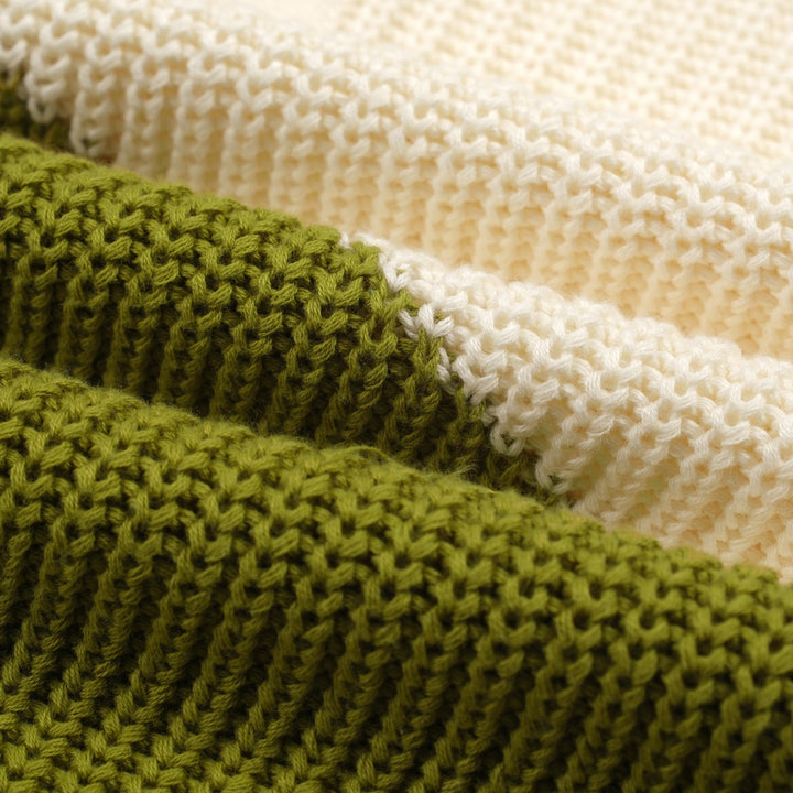 Camisa pólo retrô masculina verde com gola V e cor bloqueada