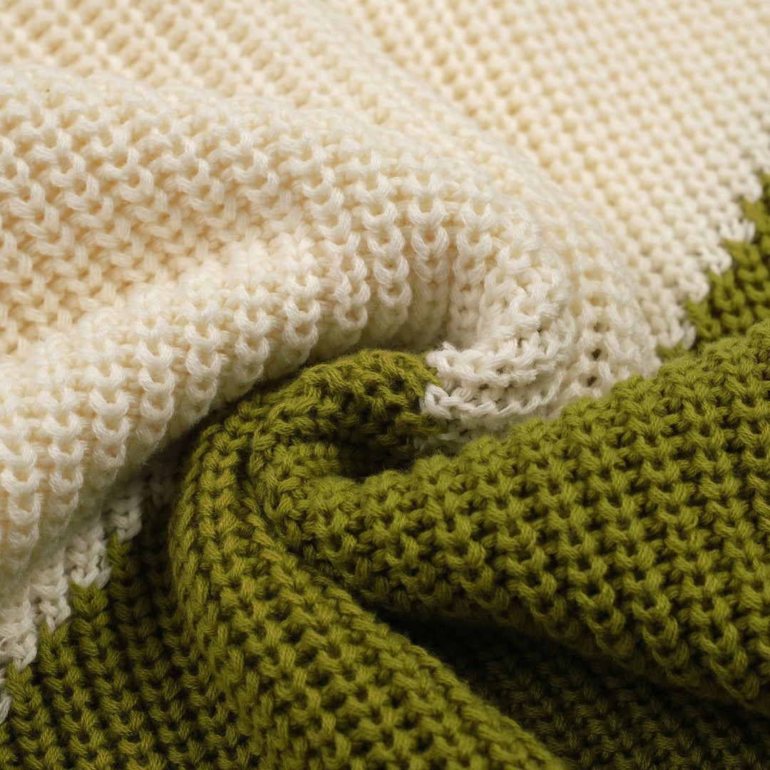 Camisa pólo retrô masculina verde com gola V e cor bloqueada