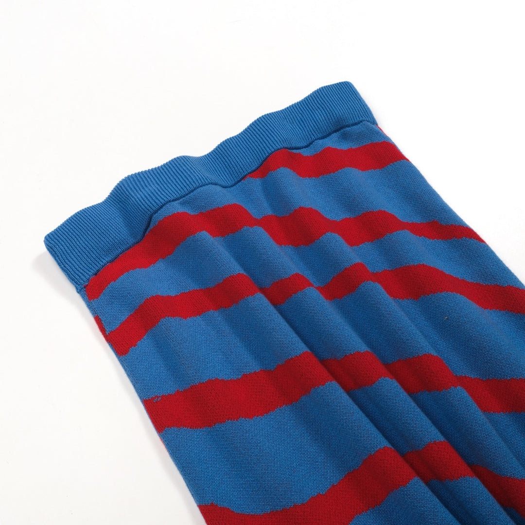 Stribet jakkesæt med broderet svaletop nederdel til kvinder