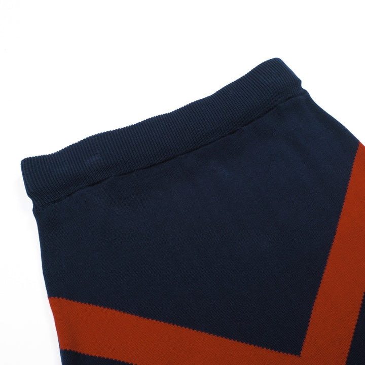 Terno feminino com saia de malha listrada azul escuro