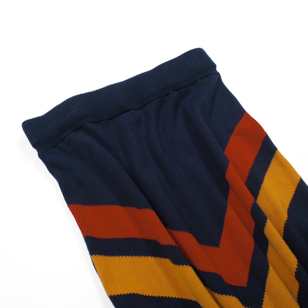 Terno feminino com saia de malha listrada azul escuro