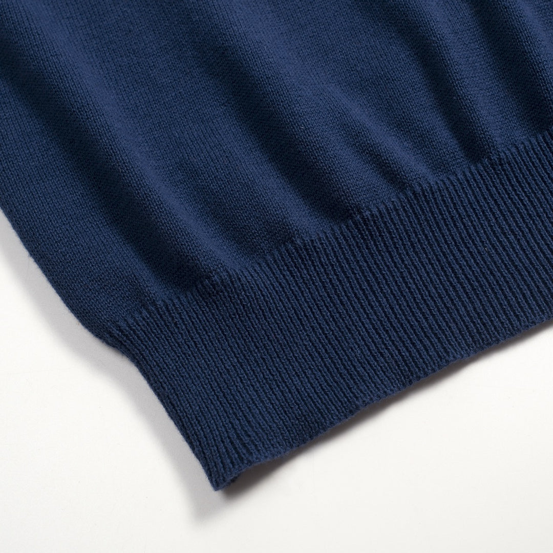 Donkerblauwe retro gebreide herenpolo met onregelmatige strepen