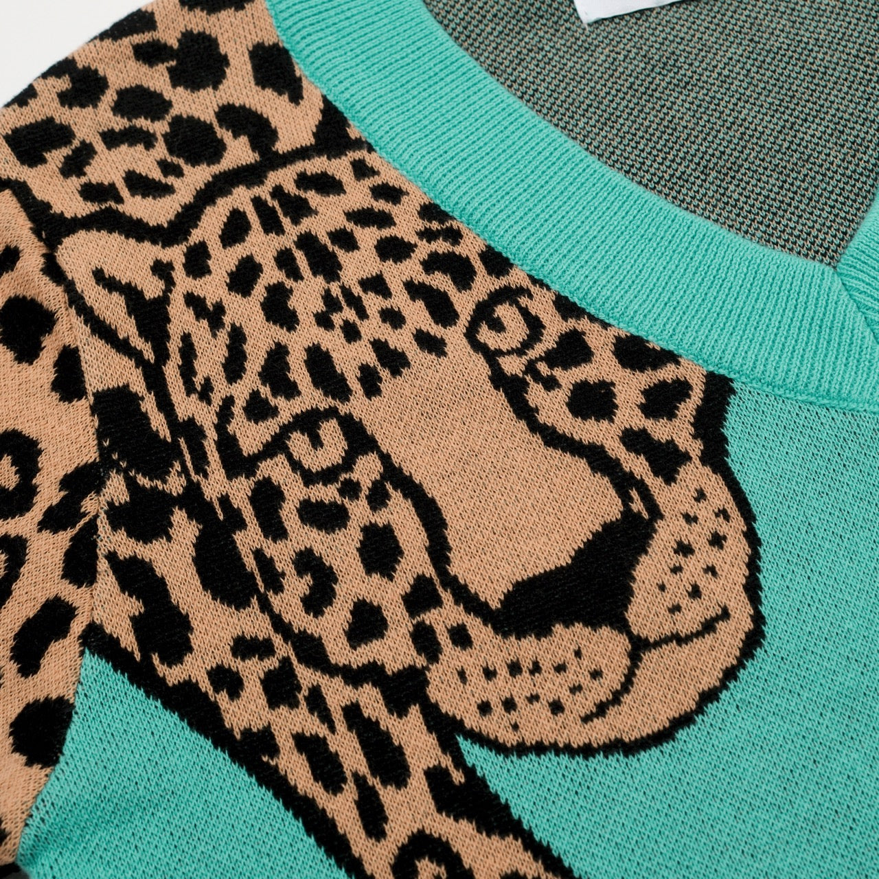 【LEOPARD】Patterned knit tee Women's Green V-Neck Leopard Print Knit T-Shirt – OXKnit