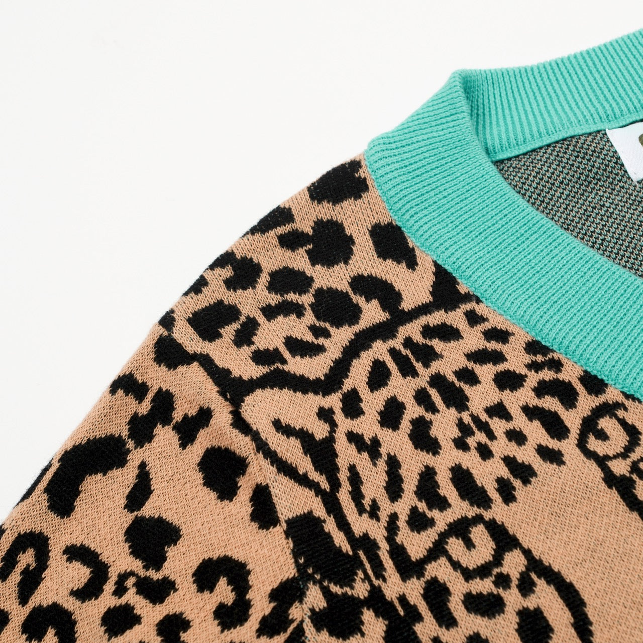 【LEOPARD】Patterned knit tee Women's Green V-Neck Leopard Print Knit T-Shirt – OXKnit