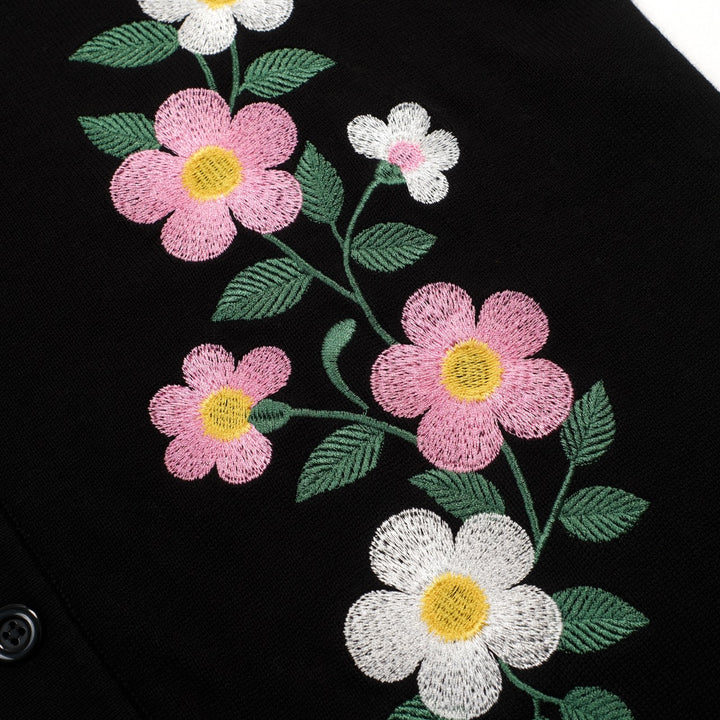 Gebreid zwart herenvest met geborduurde bloemen en gestreepte boorden