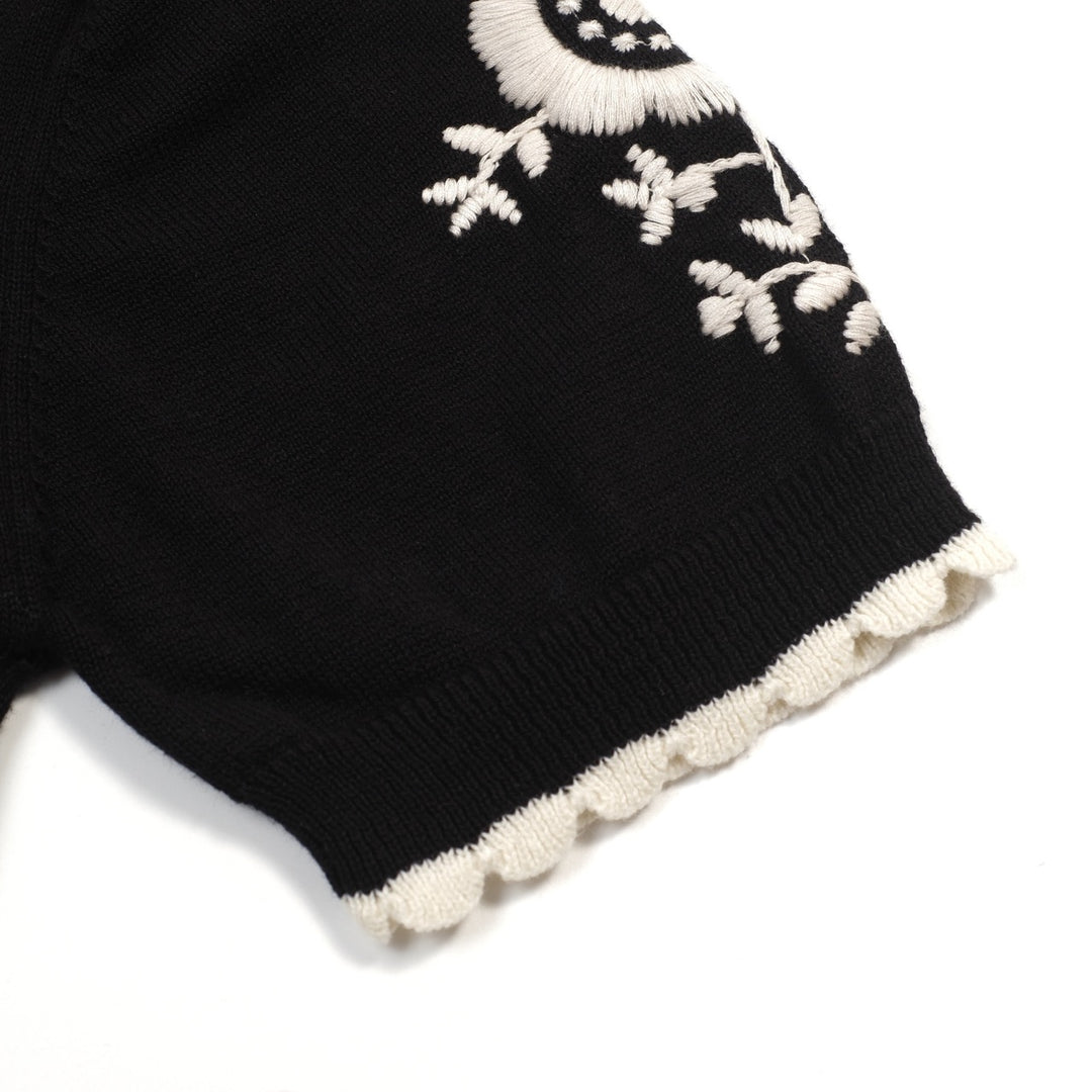 Damen Schwarzes Retro T-Shirt mit Blumenstickerei – Kurze Länge