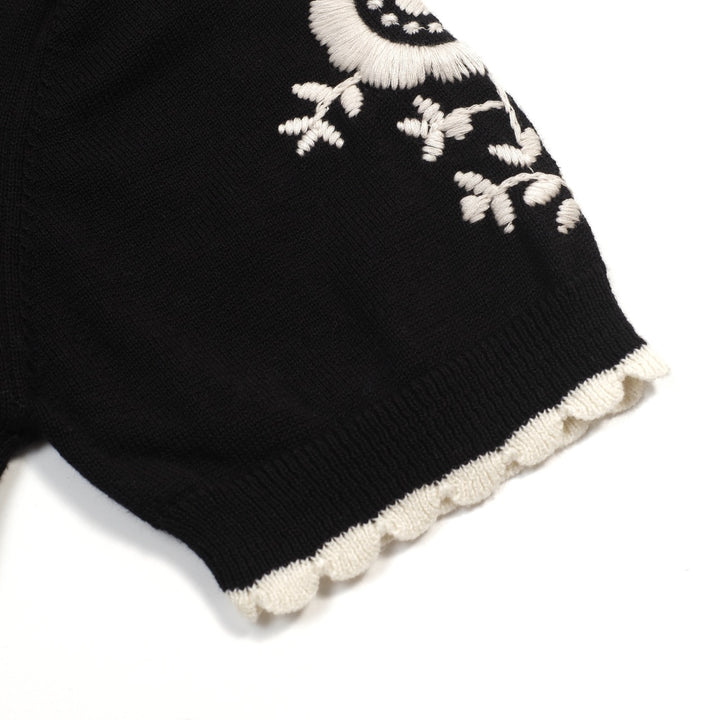 Damen Schwarzes Retro T-Shirt mit Blumenstickerei – Kurze Länge