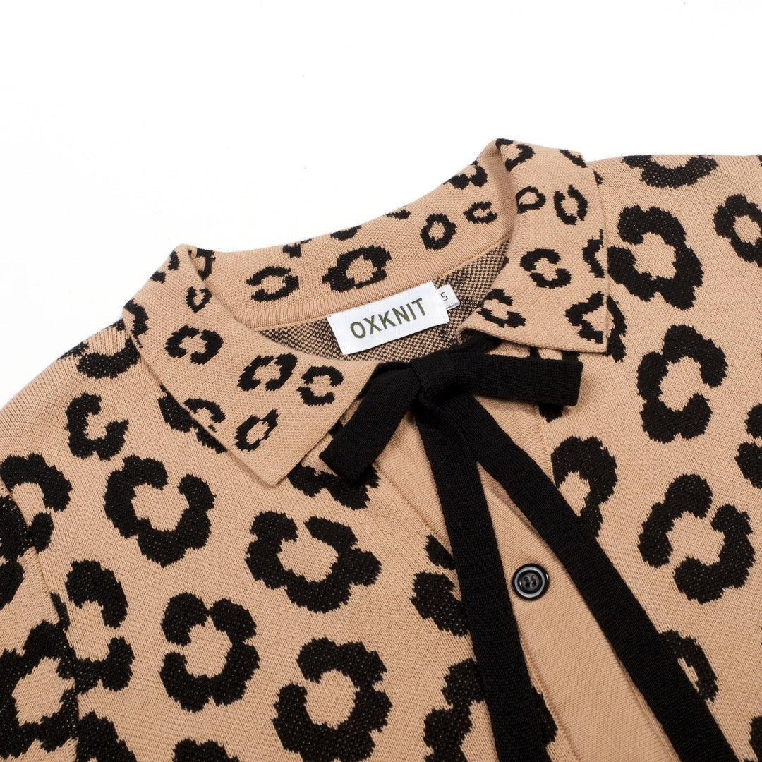 Polo de punto para mujer con lazo y estampado de leopardo pop art en color albaricoque