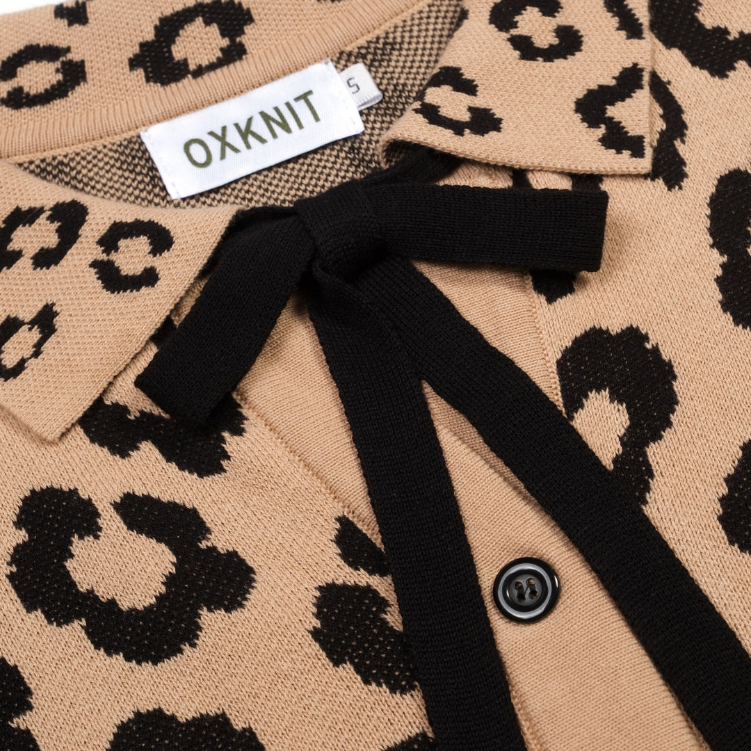 Polo de punto para mujer con lazo y estampado de leopardo pop art en color albaricoque