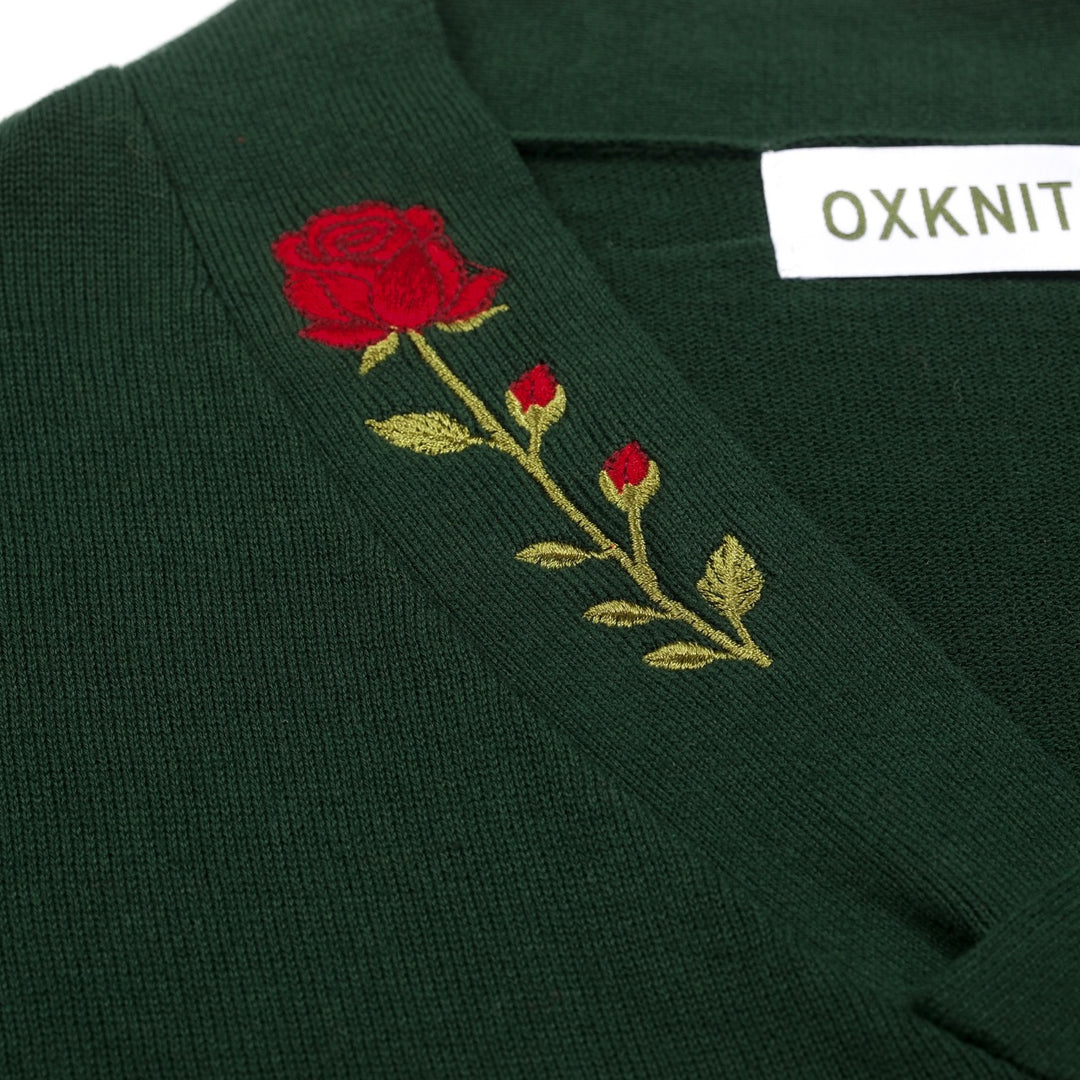 T-shirt en maille vert foncé pour femme avec rose romantique brodée et col à nouer
