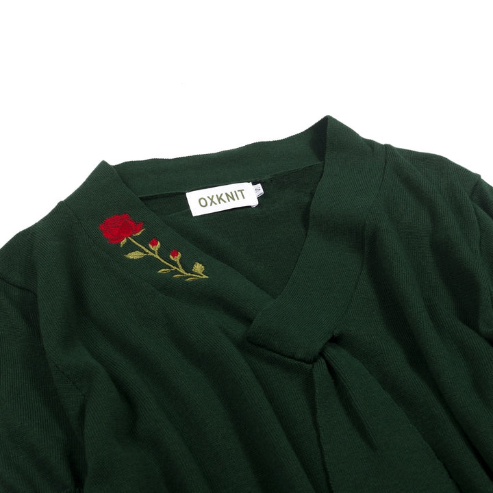 T-shirt en maille vert foncé pour femme avec rose romantique brodée et col à nouer