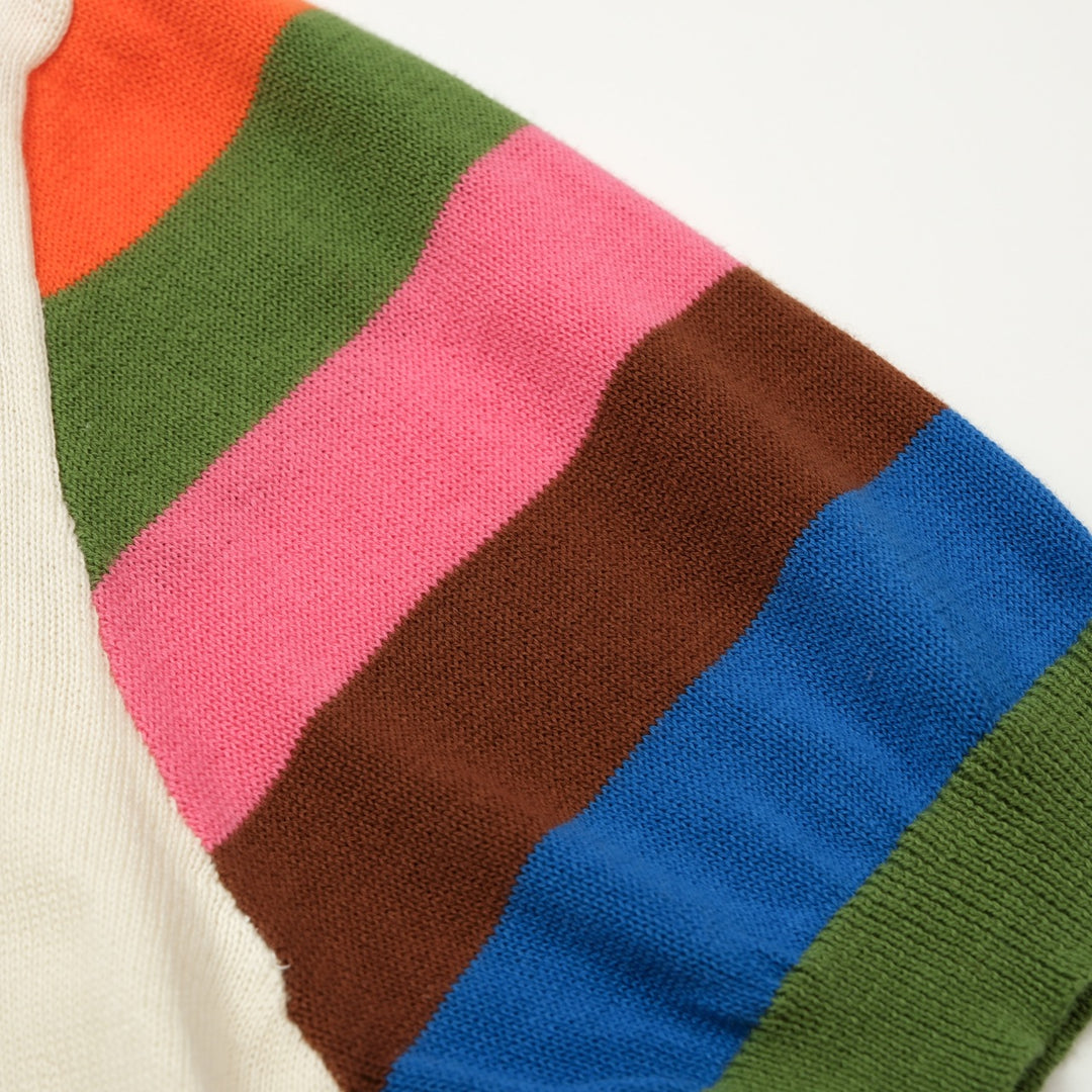 T-shirt de Malha Feminina com Risca Pop Damasco dos Anos 70 e Borboleta Bordada