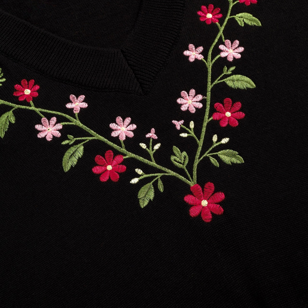 Svart blomsterbrodert strikkekjole med lommer og korte ermer for dame