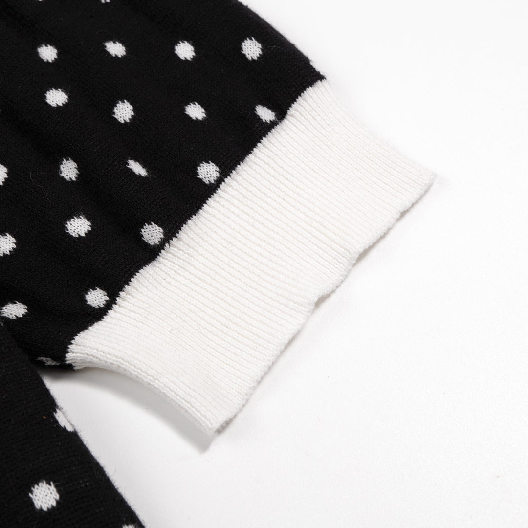 Schwarzes und weißes Damenkleid mit Polka Dots, Peter-Pan-Kragen, Taschen und kurzen Ärmeln aus Strick
