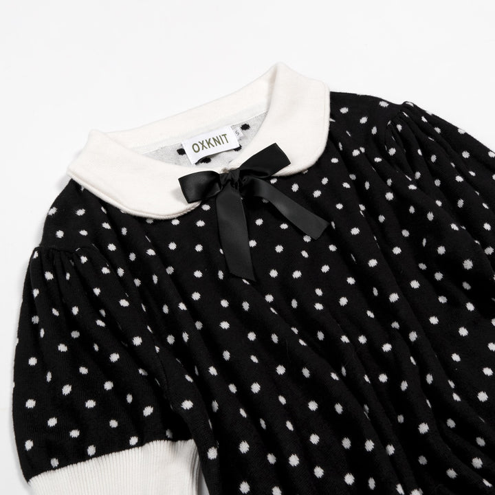 Schwarzes und weißes Damenkleid mit Polka Dots, Peter-Pan-Kragen, Taschen und kurzen Ärmeln aus Strick
