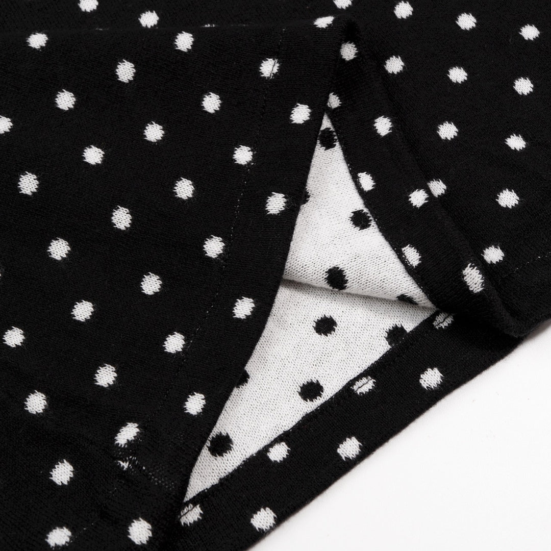 Schwarzes und weißes Damenkleid mit Polka Dots, Peter-Pan-Kragen, Taschen und kurzen Ärmeln aus Strick