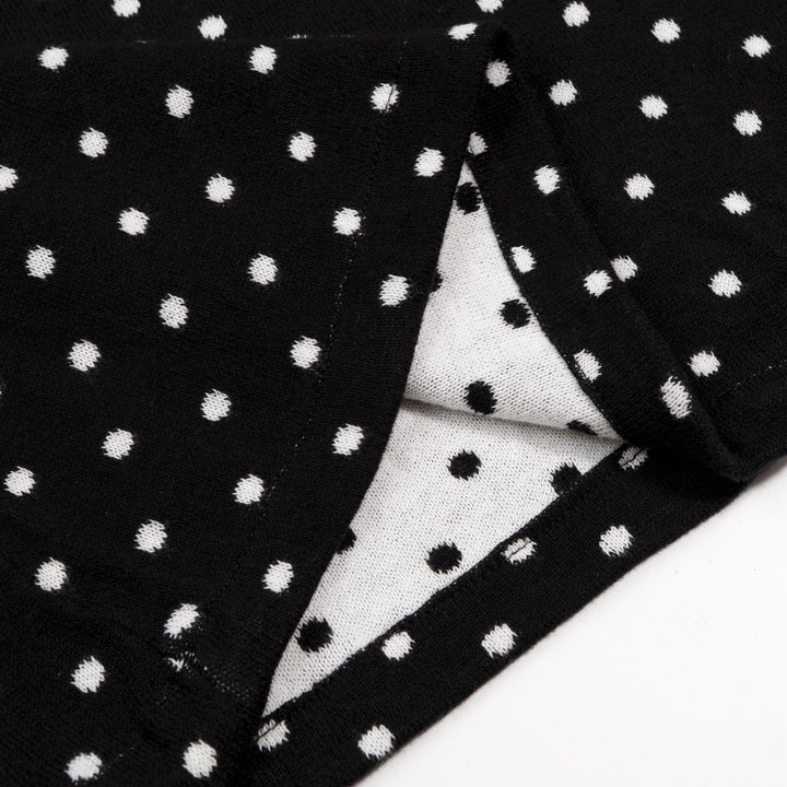 Schwarzes und weißes Damenkleid mit Polka Dots, Peter-Pan-Kragen, Taschen und kurzen Ärmeln aus Strick