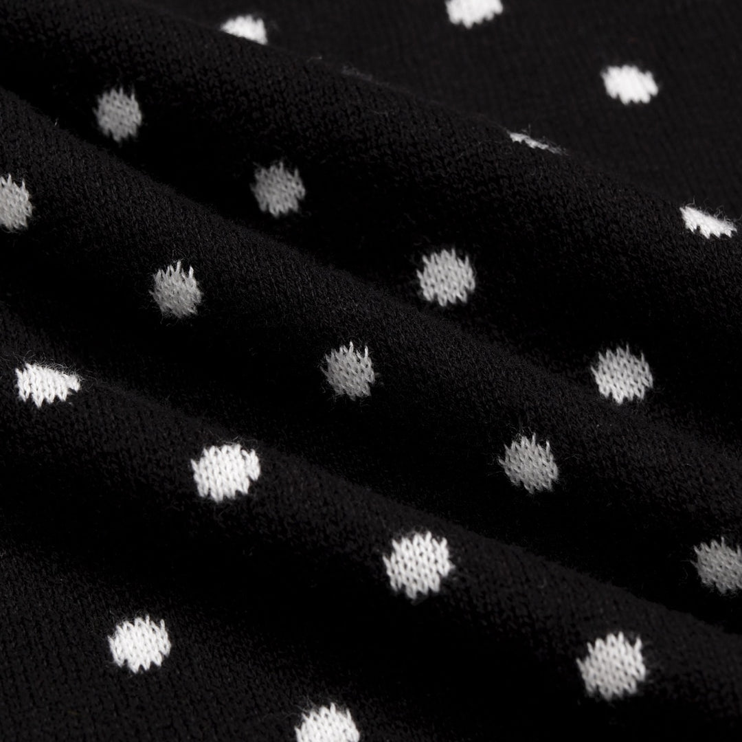 Schwarzes und weißes Damenkleid mit Polka Dots, Peter-Pan-Kragen, Taschen und kurzen Ärmeln aus Strick