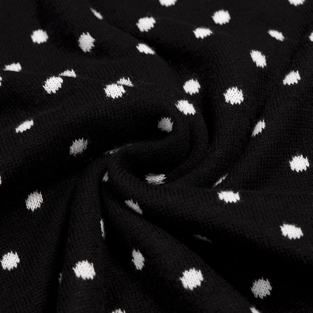 Schwarzes und weißes Damenkleid mit Polka Dots, Peter-Pan-Kragen, Taschen und kurzen Ärmeln aus Strick