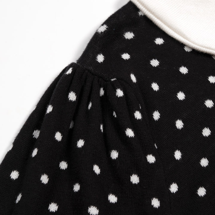 Schwarzes und weißes Damenkleid mit Polka Dots, Peter-Pan-Kragen, Taschen und kurzen Ärmeln aus Strick