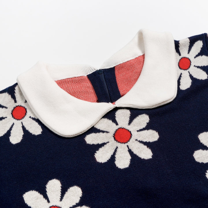Robe tricotée bleu marine femme années 60 à col Claudine, marguerites, manches courtes et poches