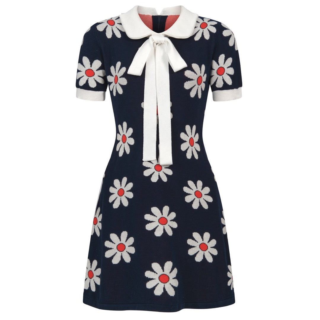 Robe tricotée bleu marine femme années 60 à col Claudine, marguerites, manches courtes et poches