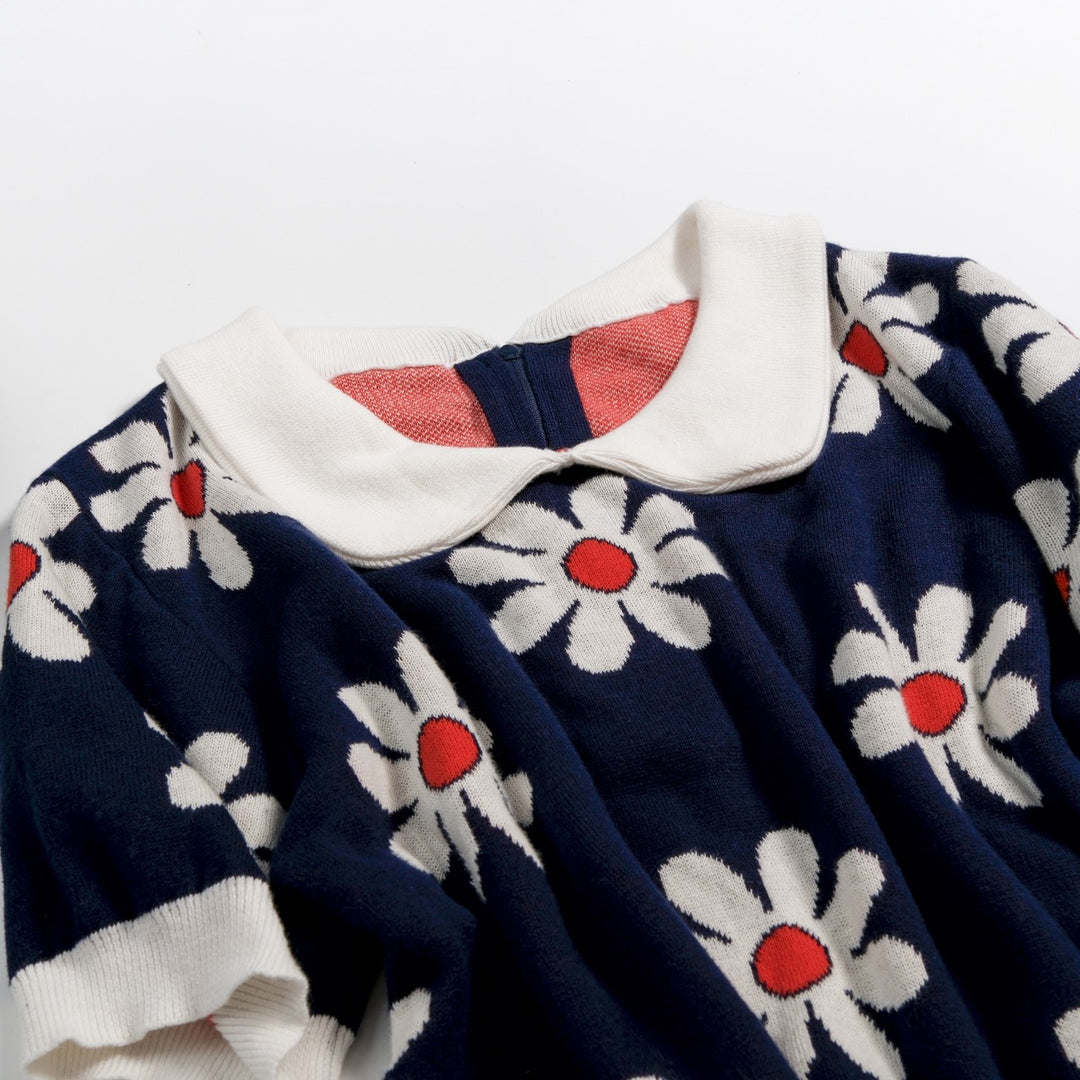 Robe tricotée bleu marine femme années 60 à col Claudine, marguerites, manches courtes et poches