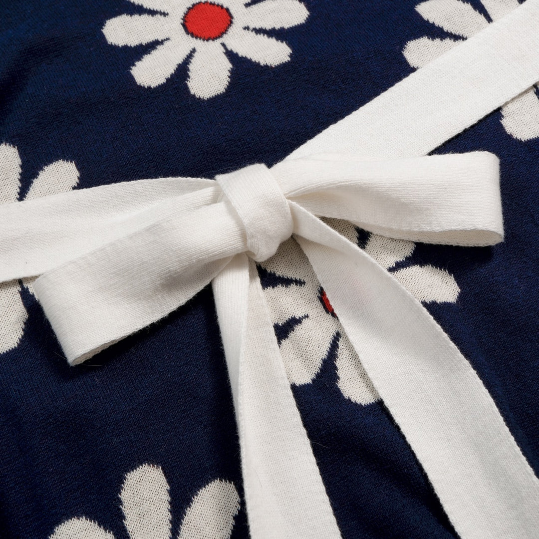Robe tricotée bleu marine femme années 60 à col Claudine, marguerites, manches courtes et poches