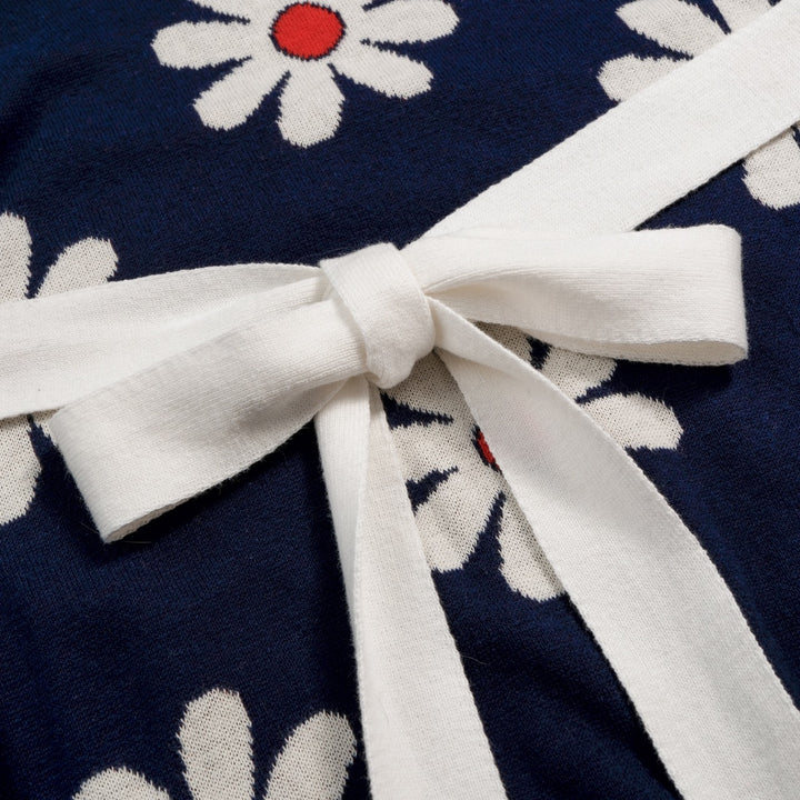 Robe tricotée bleu marine femme années 60 à col Claudine, marguerites, manches courtes et poches
