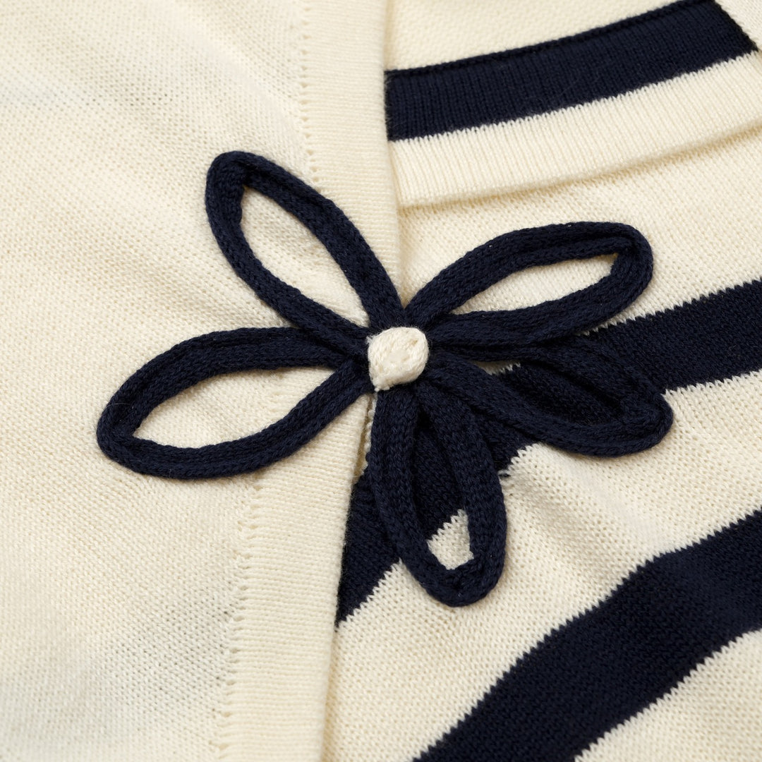 Dam T-shirt i fransk marin stil med blombroderi och kort ärm