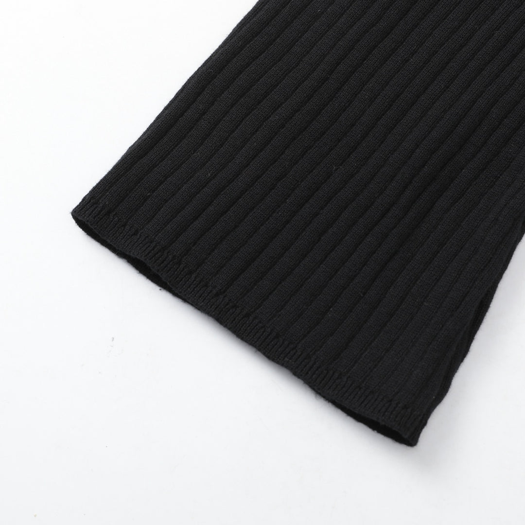 Damtröja i svart med polokrage, broderad mal och utsvängda ärmar