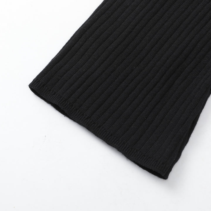 Damtröja i svart med polokrage, broderad mal och utsvängda ärmar