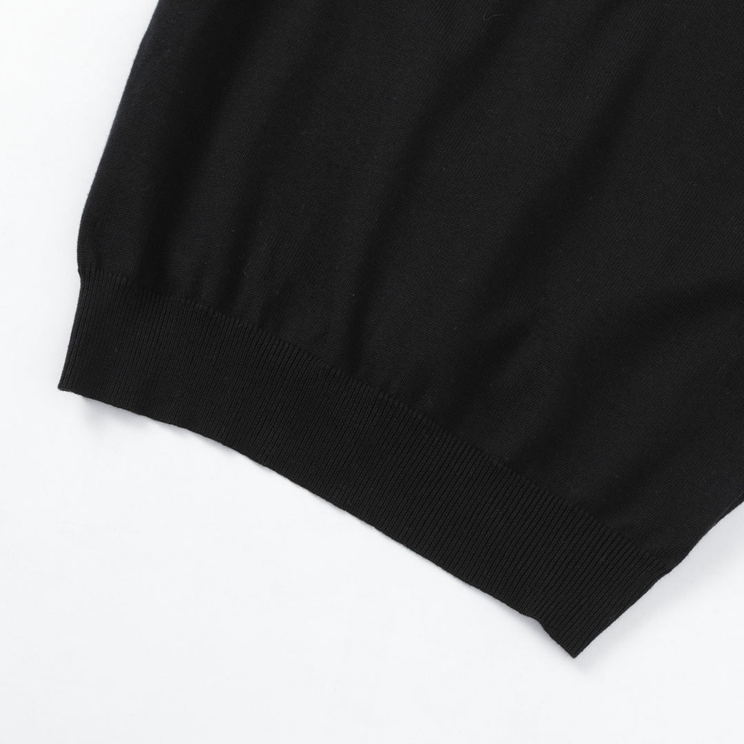 Damtröja i svart med polokrage, broderad mal och utsvängda ärmar