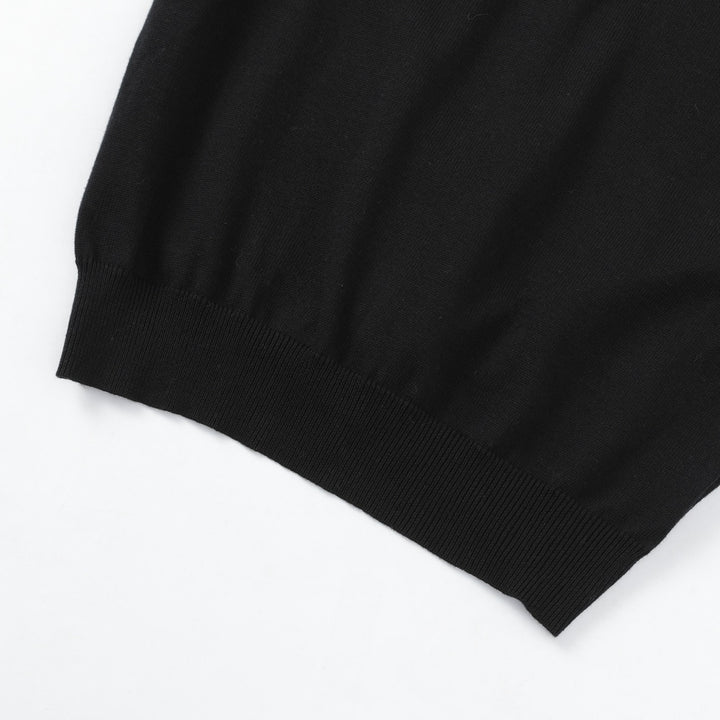 Damtröja i svart med polokrage, broderad mal och utsvängda ärmar