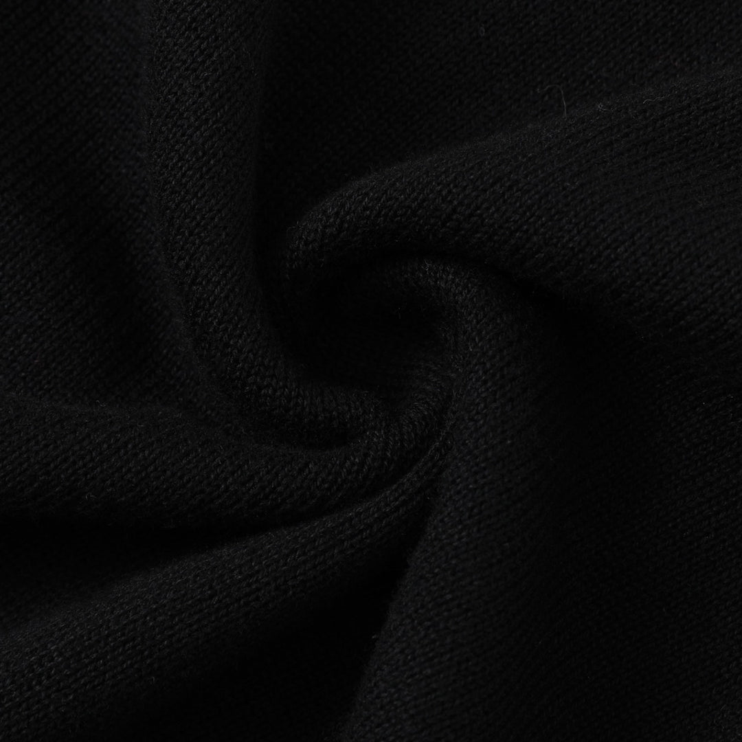 Damtröja i svart med polokrage, broderad mal och utsvängda ärmar