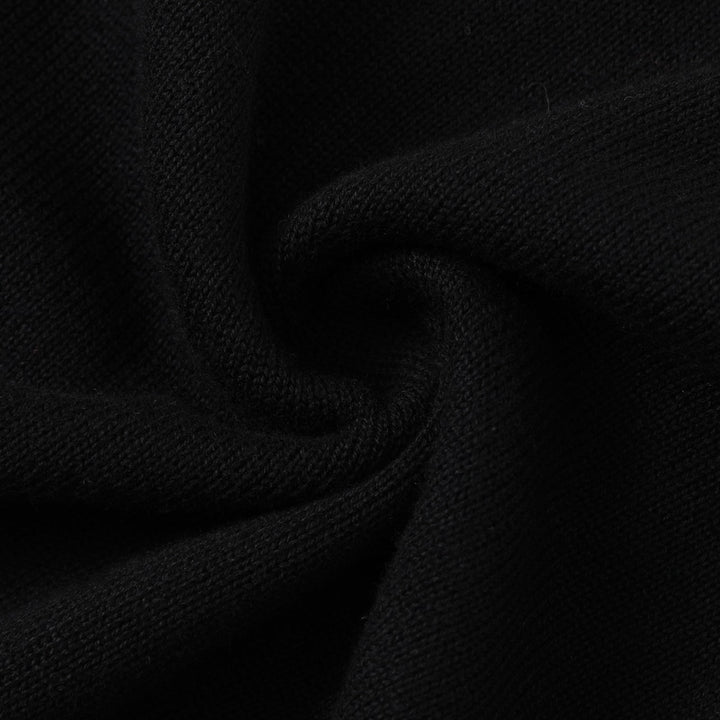 Damtröja i svart med polokrage, broderad mal och utsvängda ärmar