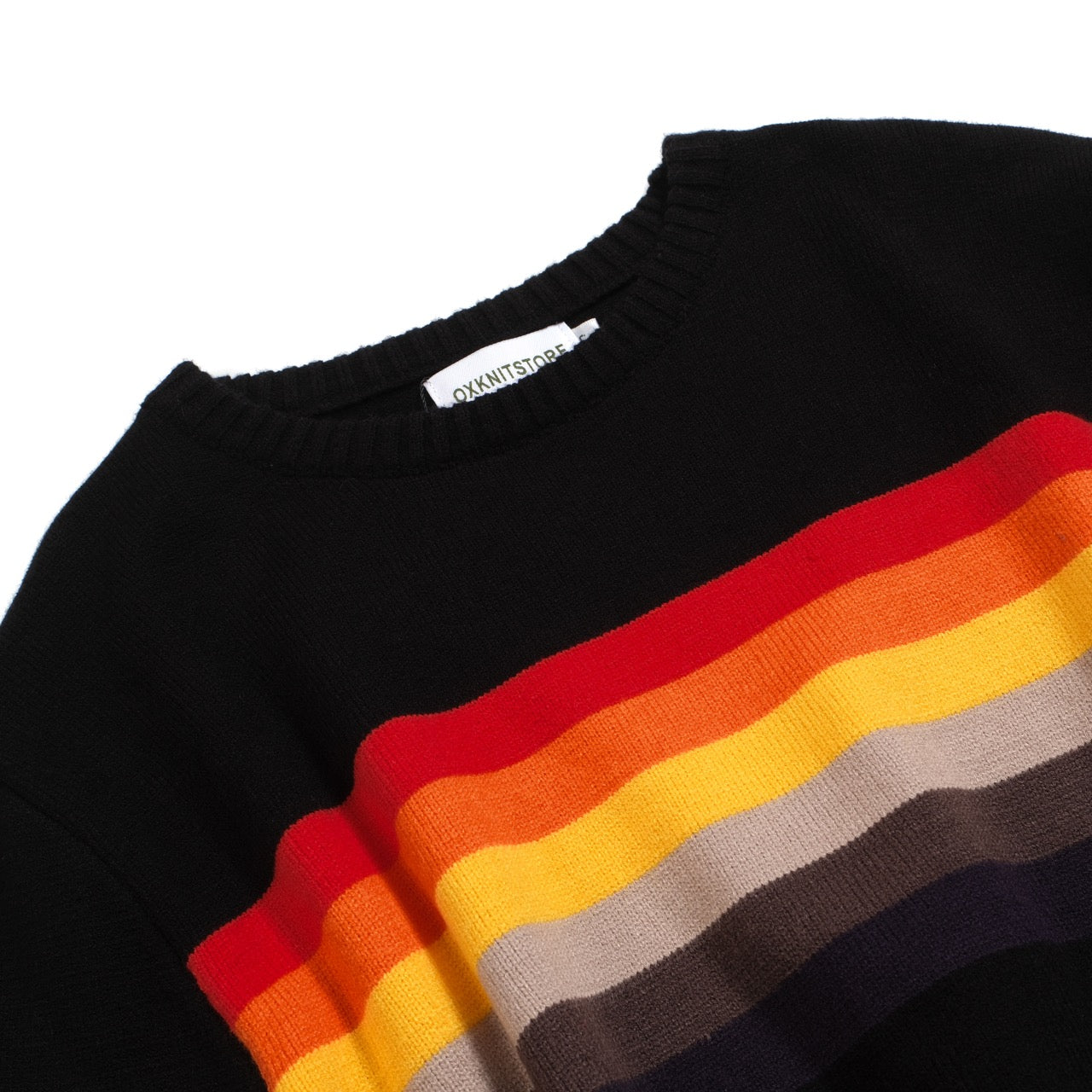 Suéter negro de manga larga con estampado de arco iris en el pecho para hombre