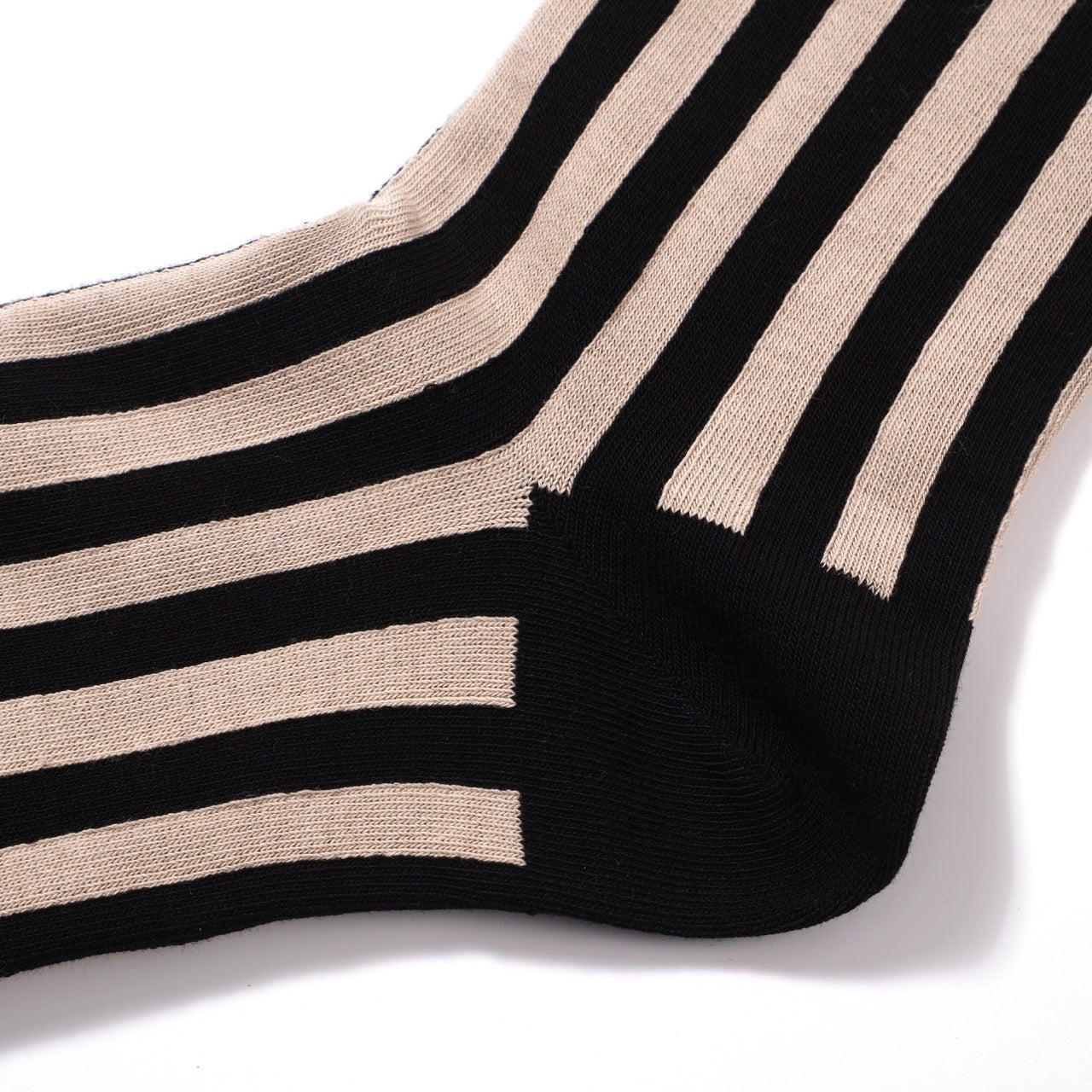 Κάλτσες με ρίγες Βαμβακερές κάλτσες με κάθετες ρίγες στη μέση της γάμπας